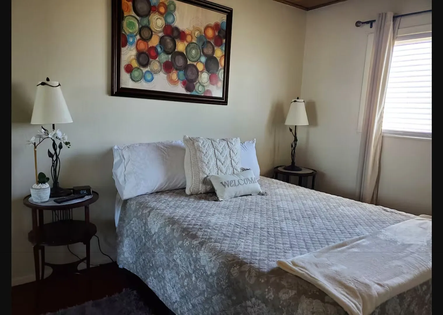 The Park Plaza: Large 2 bedroom Upstairs Apartment with Secured Parkin — Photo 2