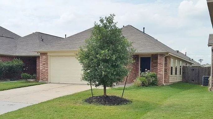 18718 N Lyford Dr — Photo 3