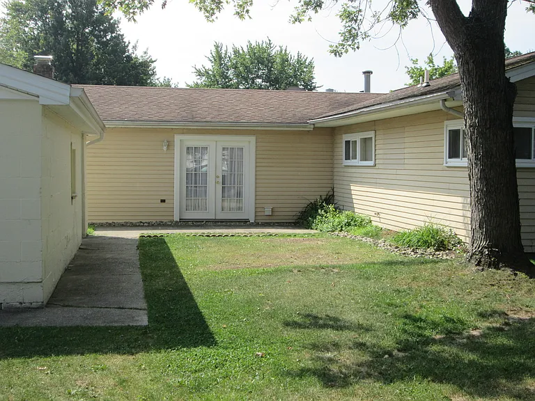 2433 Bainbridge Ave — Photo 2