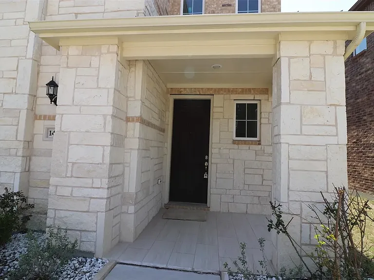 1422 Bellingham Ln — Photo 2