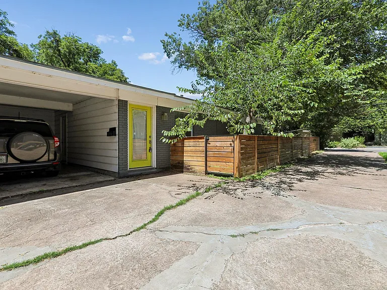 4523 Avenue H #B — Photo 1