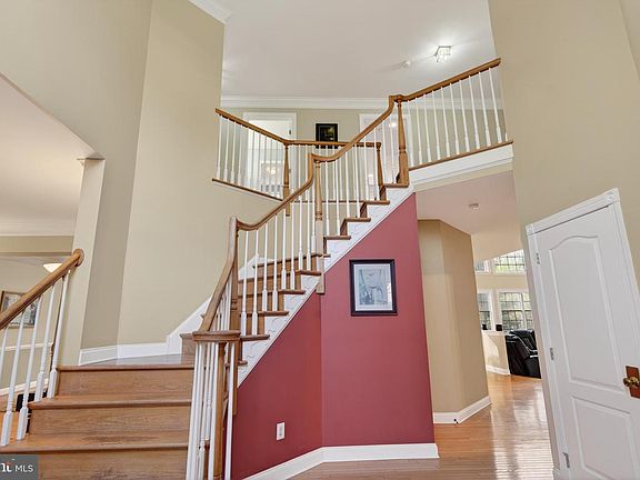 5th image of 70 Garland Ct