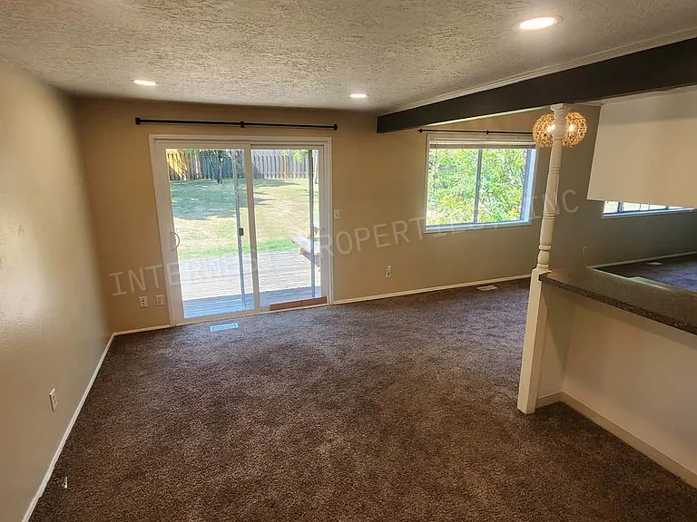 265 SW Salix Ter — Photo 17