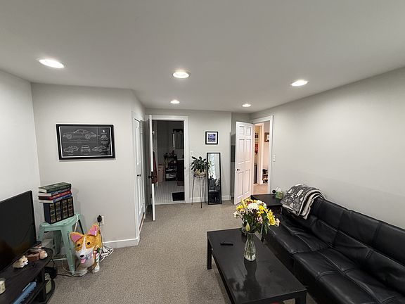 4th image of 14 Brick Walk Ln Floor 2