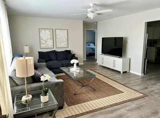 119 W Rockland Rd APT 2-B, Libertyville, IL 60048