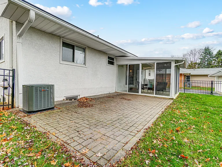 3592 Delamere Ave — Photo 36