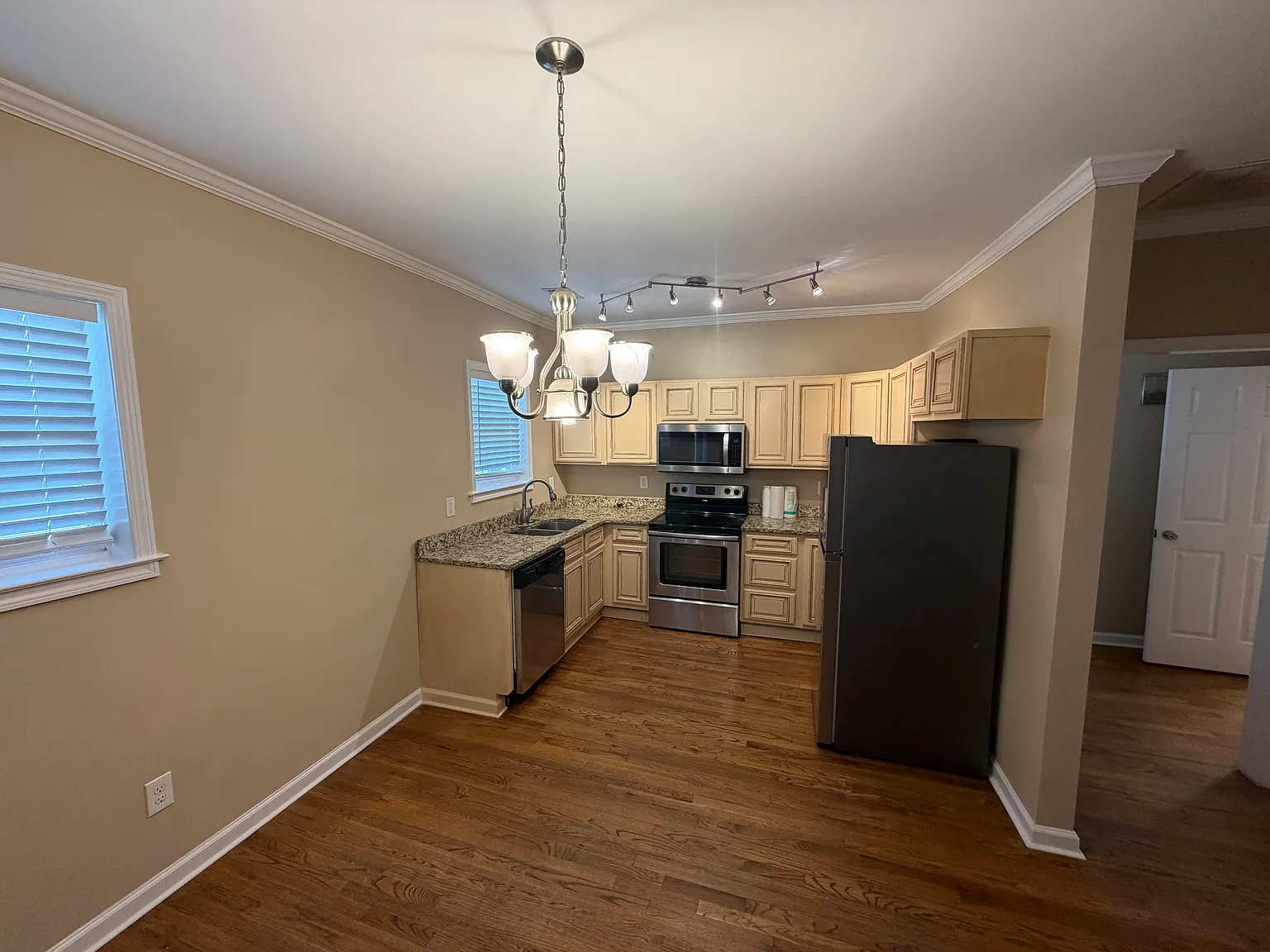 3 bed, 1424 sqft, $2,350 — Photo 2