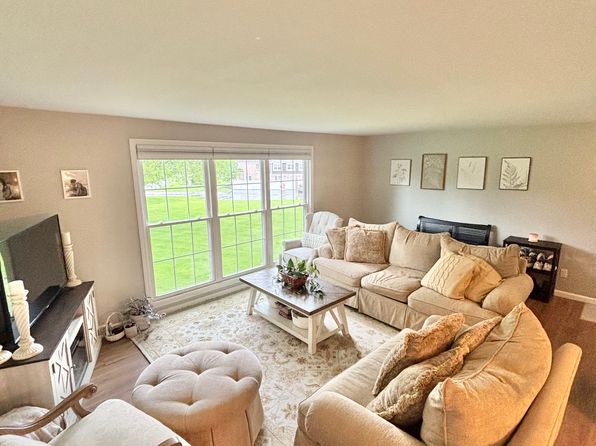 10 Carriage Dr APT 6