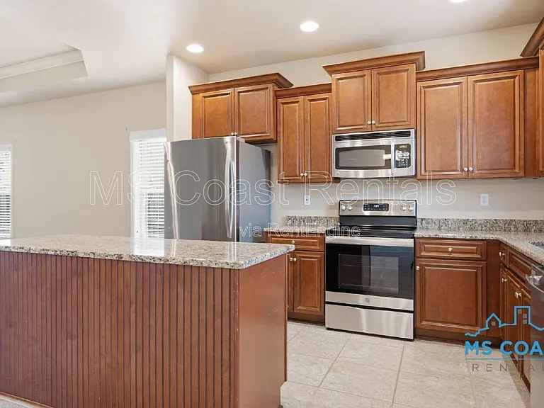 915 Old Towne St — Photo 8
