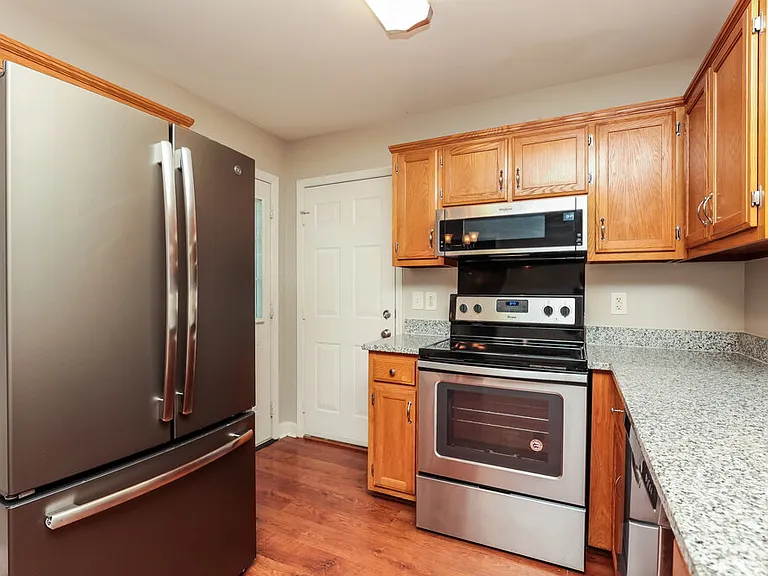 2853 Sutherland Dr — Photo 10