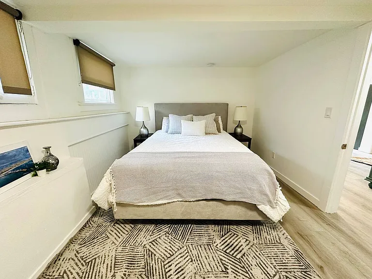 3259 Rowena Ave — Photo 15