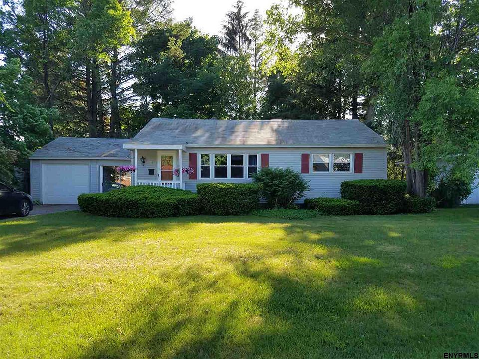 1st image of 18 Macarthur Dr