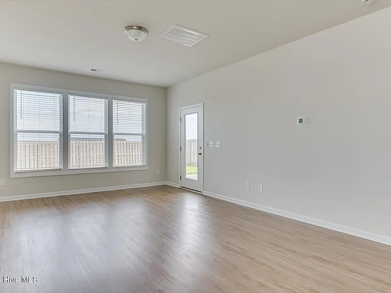 827 Justify Loop — Photo 10