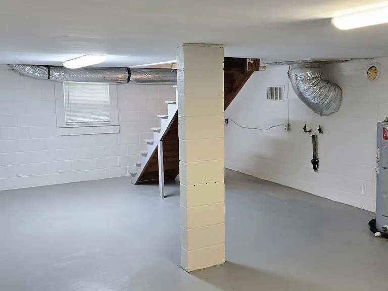 615 W Grady St — Photo 25