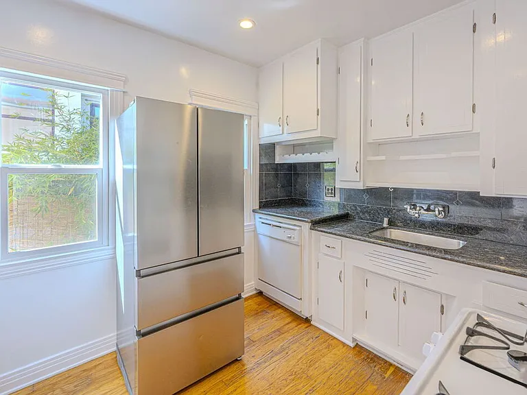 223 California Ave — Photo 5