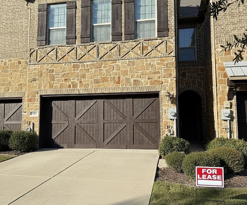 2 car garage with driveway for 2 car parking