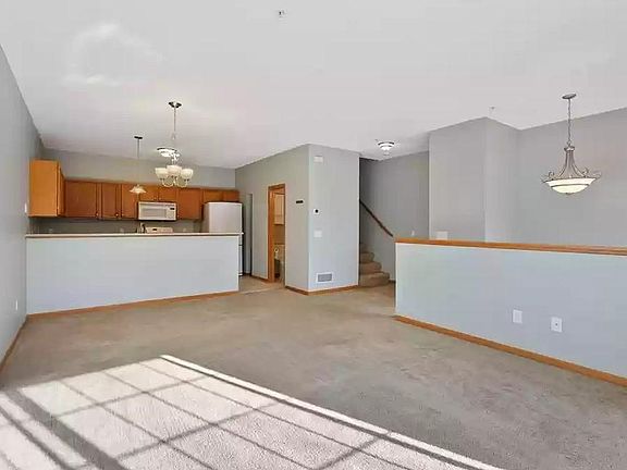 2nd image of 652 Willoughby Way W