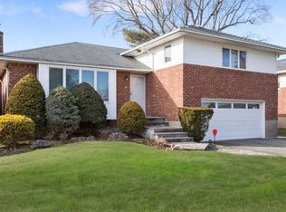 36 Stuart Dr, Syosset, NY 11791