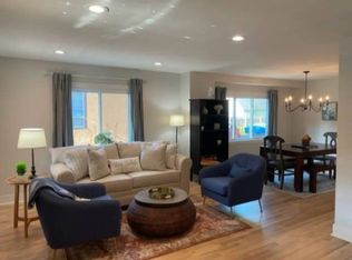 619 1st St, Libertyville, IL 60048