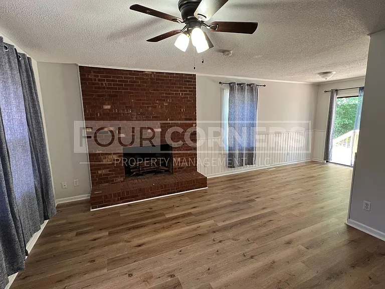 1409 Waterloo Dr — Photo 2