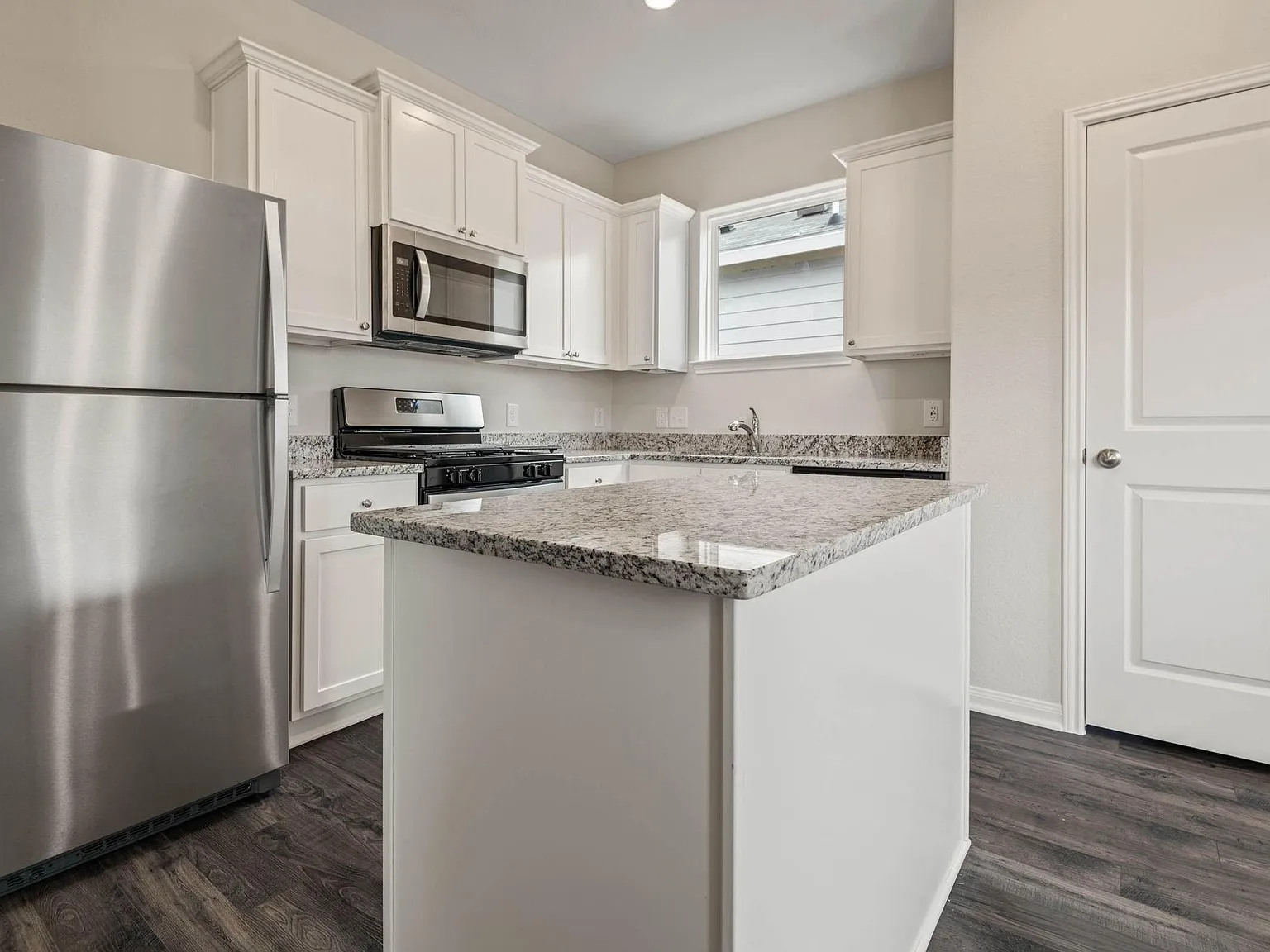 4 bed, 2.0 bath, 1601 sqft, $2,230 — Photo 4