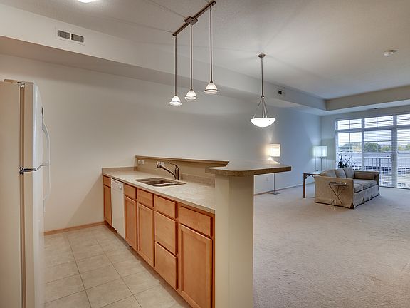 3rd image of 2407 39th Ave NE Unit 415
