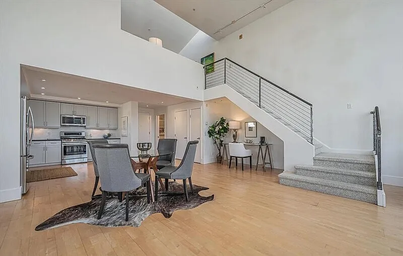 1 bed, 1.0 bath, 1137 sqft, $4,000 — Photo 2
