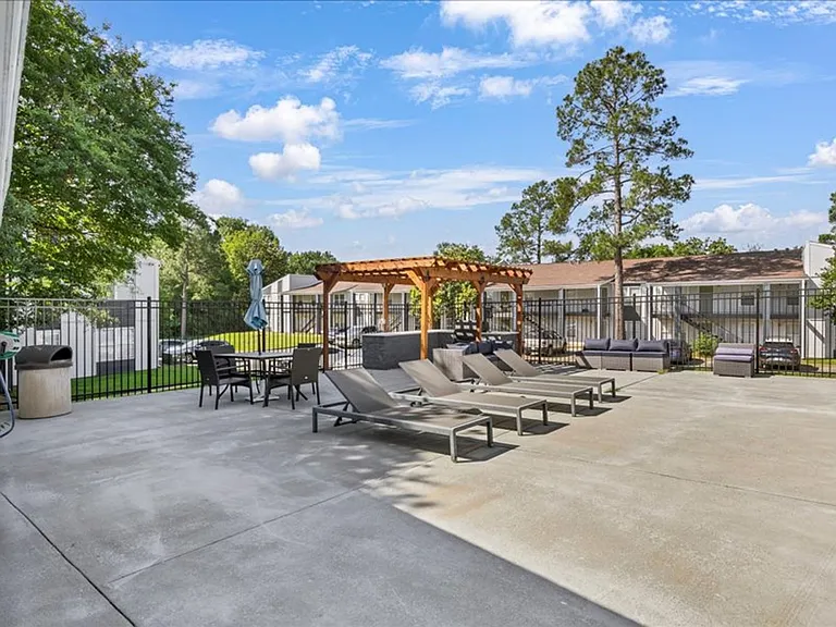 Whispering Pines Apartments — Photo 5