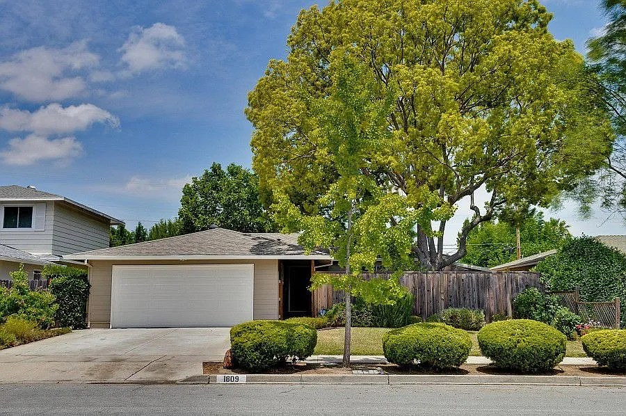 1809 Rosswood Dr photo 1