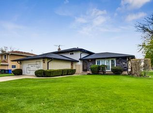 1801 E Aztec Ln, Mount Prospect, IL 60056