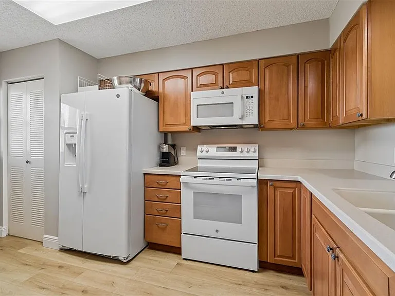900 Cove Cay Dr #5F — Photo 9