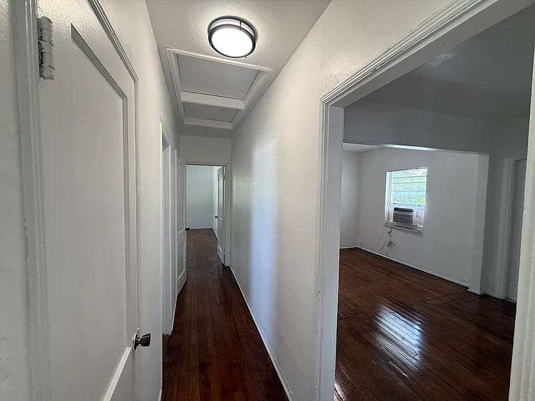 512 NE 68th St #UPSTAIR — Photo 9