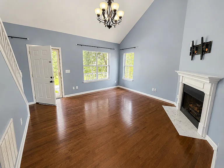 2552 Edinburgh St — Photo 3