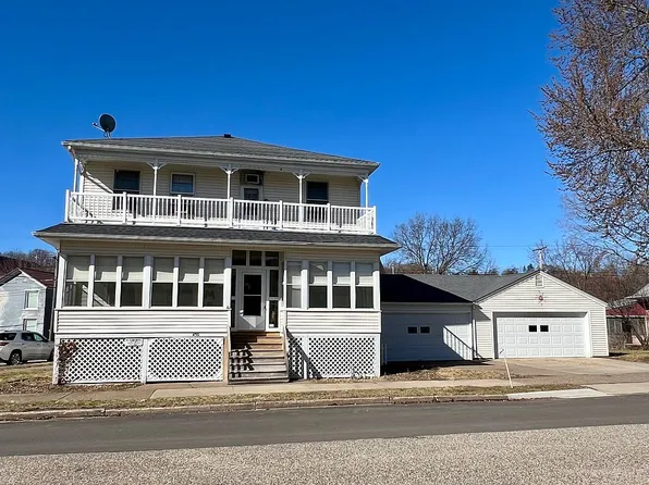 430 S 1st St, Guttenberg, IA 52052