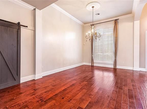 5th image of 213 Thornwood Dr
