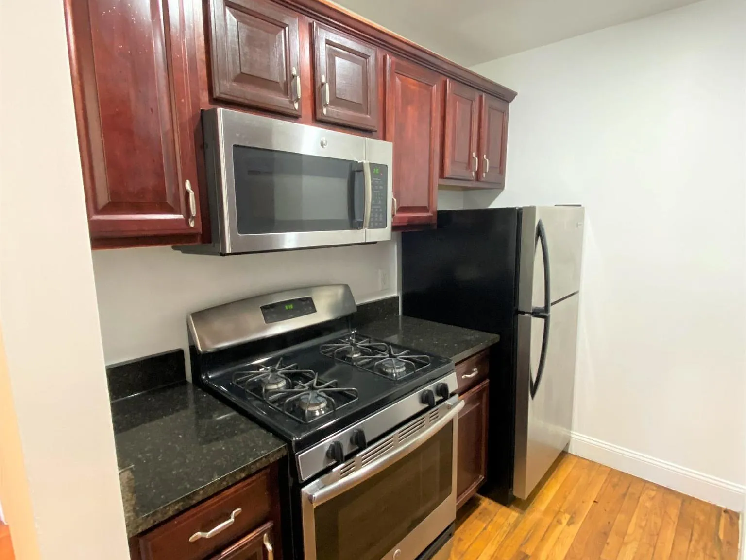 3 bed, 1276 sqft, $3,500 — Photo 2