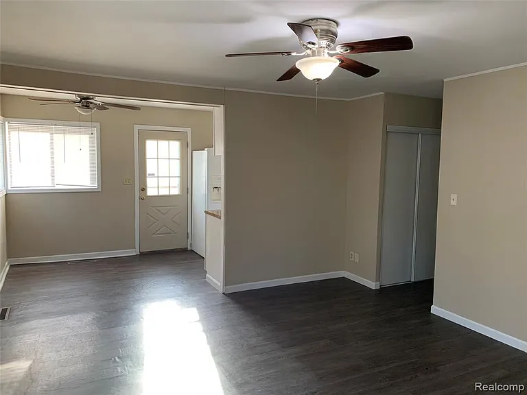 1571 Wismer St — Photo 2