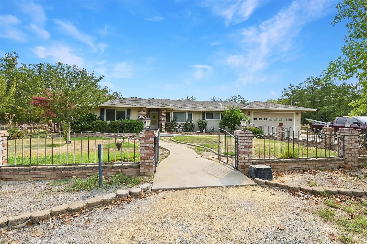 2047 Oakley Ln photo 1