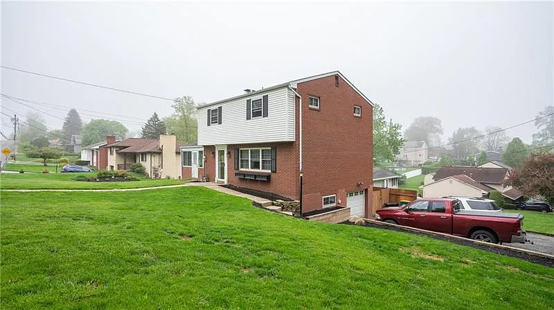 136 Hillcrest Dr photo 1