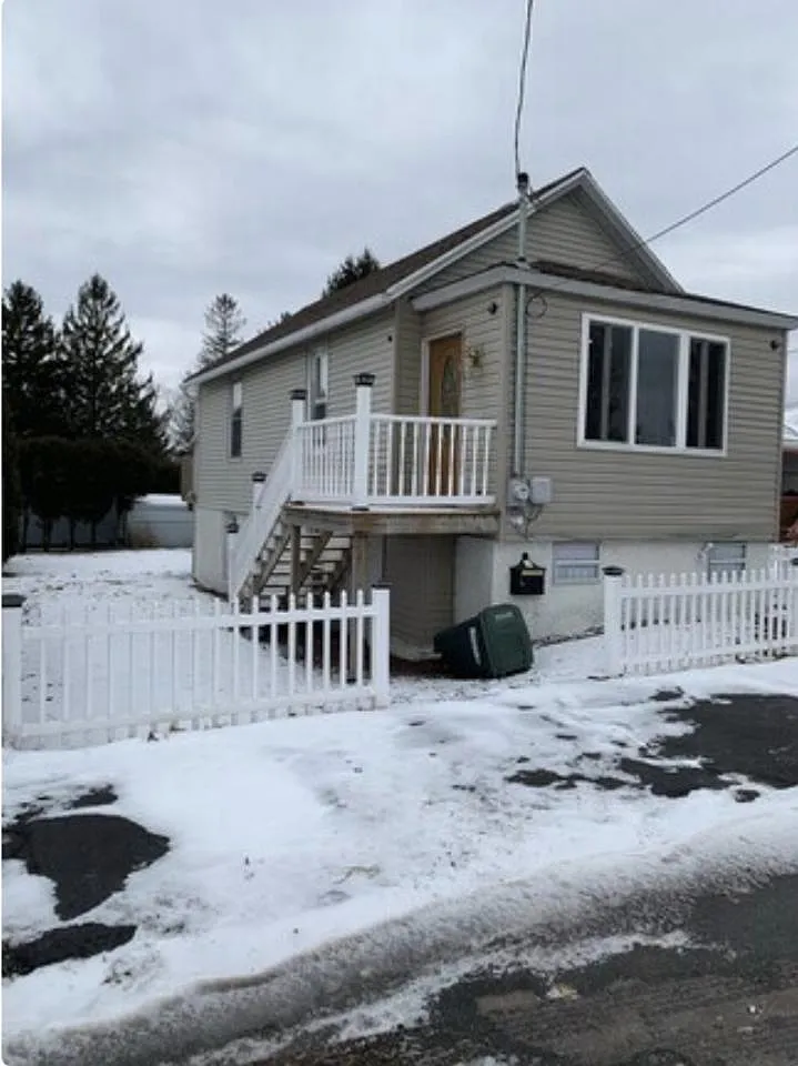 Building Photo - 704 Monges St #1