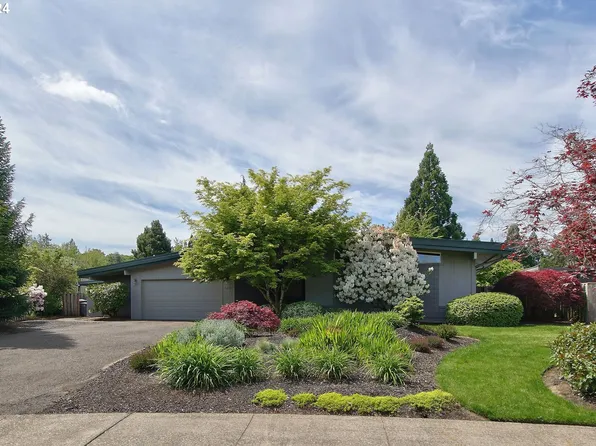 1811 NW Saint Andrews Dr, McMinnville, OR 97128