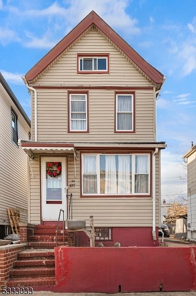 1st image of 107 Bedford St