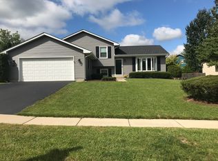 656 Colony Ave, Lindenhurst, IL 60046