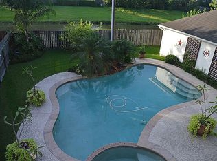 2112 Barrington Pointe Dr, League City, TX 77573