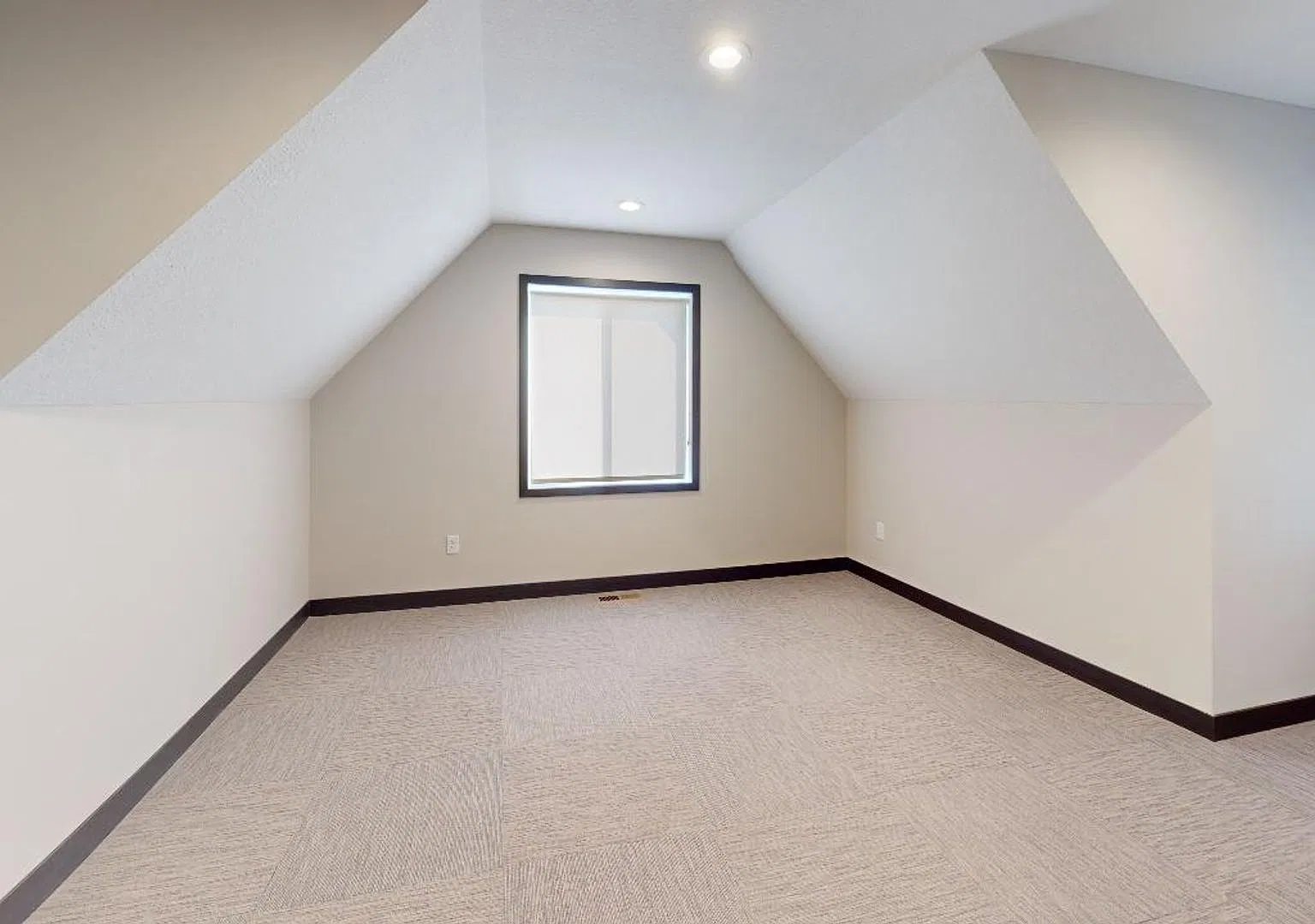 Modern 10-Bedroom House Close to U of M Campus — Photo 4