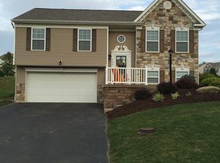 202 Country Barn Rd W, Houston, PA 15342