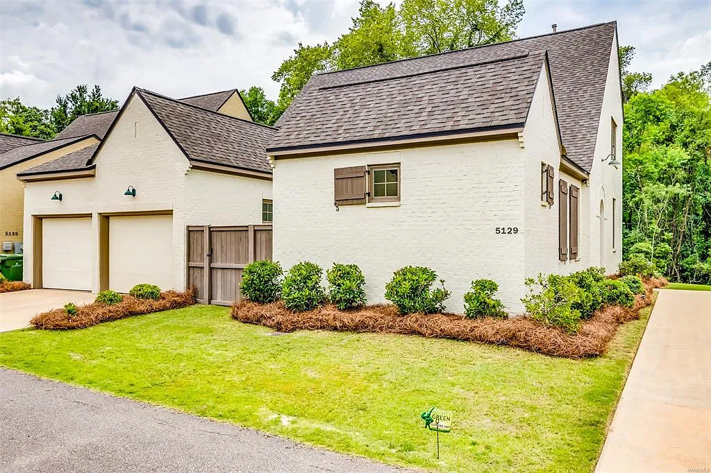 4 bed, 2.5 bath, 2473 sqft, $3,000 — Photo 2