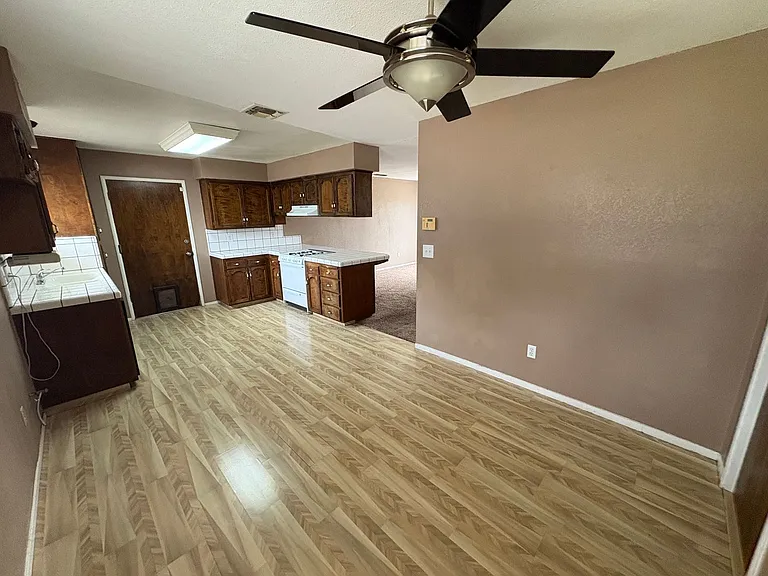 2232 E Paradise Ave — Photo 8