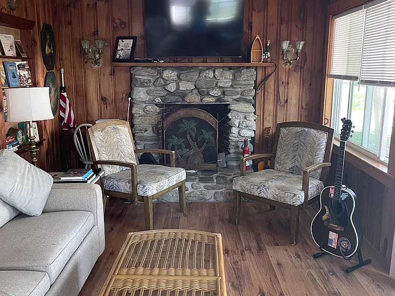 living room w/gas log