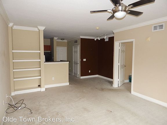 4th image of 204 E South St Unit 4055